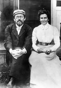 1902 год. Ялта. Антон Павлович Чехов и его жена Ольга Книппер-Чехова. Фото: РИА Новости 1902 год. Ялта. Антон Павлович Чехов и его жена Ольга Книппер-Чехова. Фото: РИА Новости