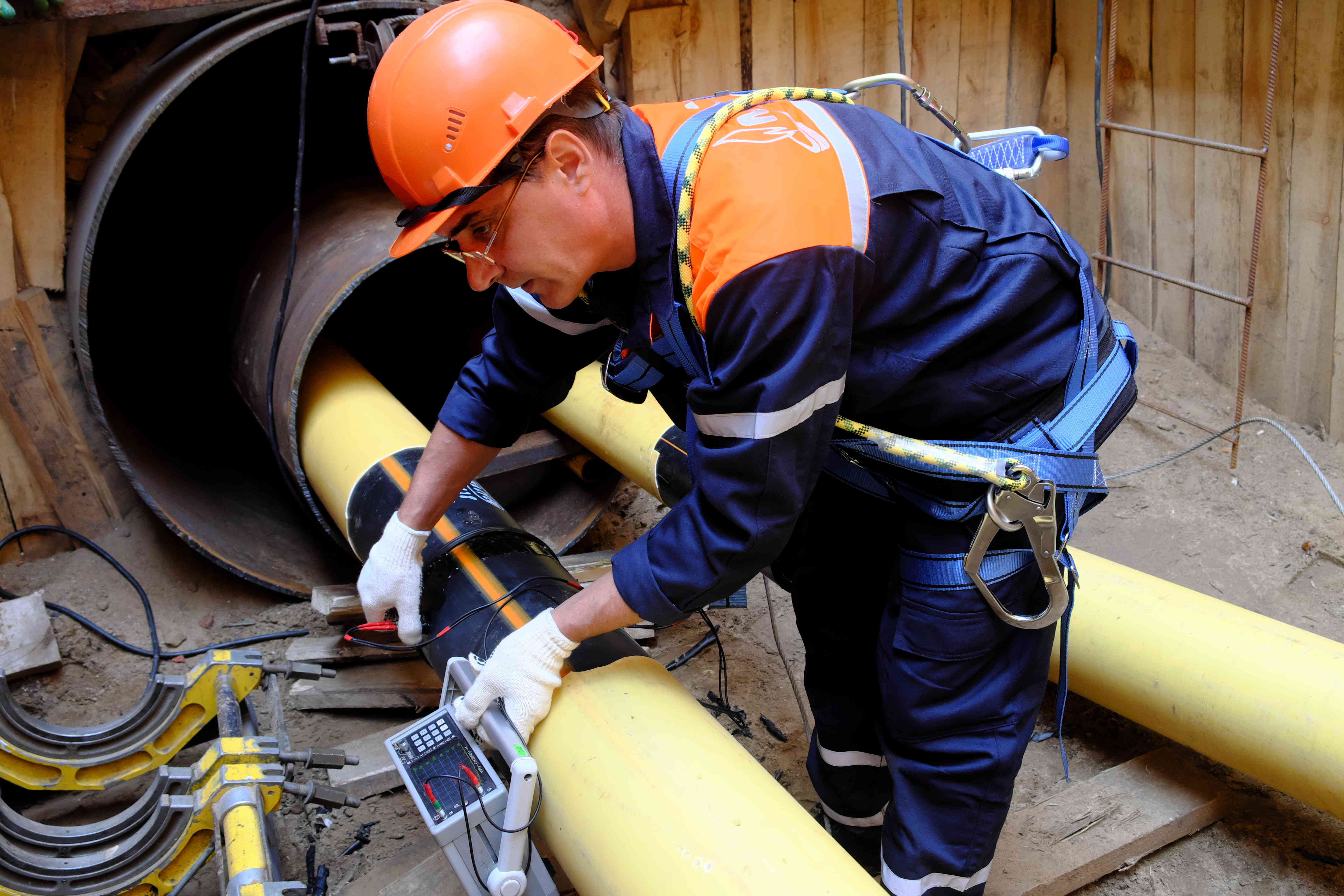 Суд газопровод. Монтаж трубопроводов. Реконструкция газопровода. Сборка газопровода. Стройка газопровода.