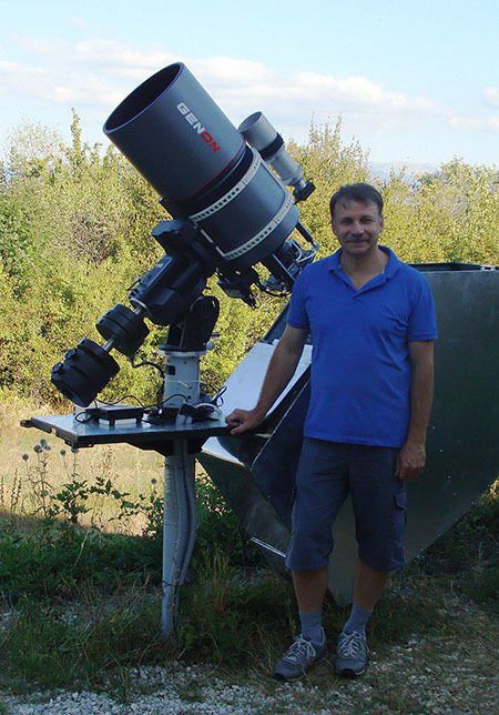 Лето 2015 года. Астроном Геннадий Борисов рядом с одним из телескопов, разработанных им самим. Фото: из личного архива Геннадия Борисова 