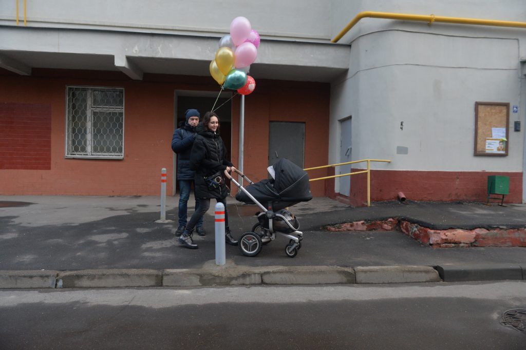 17 января 2020 года. Антон и Ксения Ушаковы идут на прогулку с ребенком. Теперь спуск коляски по пандусу не проблема. Фото: Дмитрий Киселев
