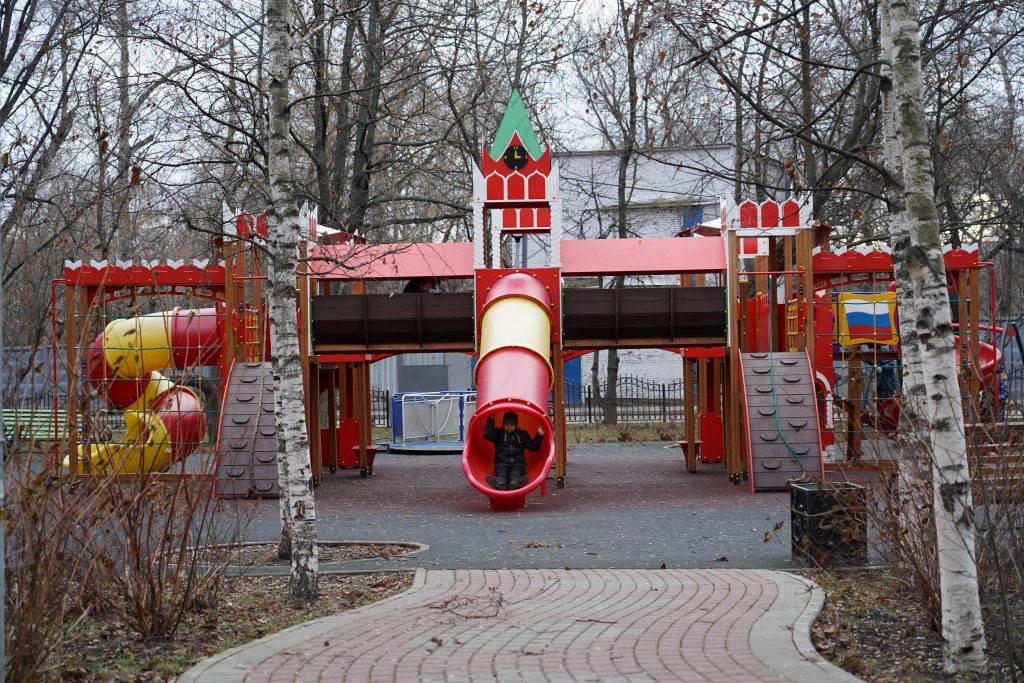 Более пяти дворов планируют благоустроить на улице Бехтерева. Фото: Денис Кондратьев Более пяти дворов планируют благоустроить на улице Бехтерева. Фото: Денис Кондратьев