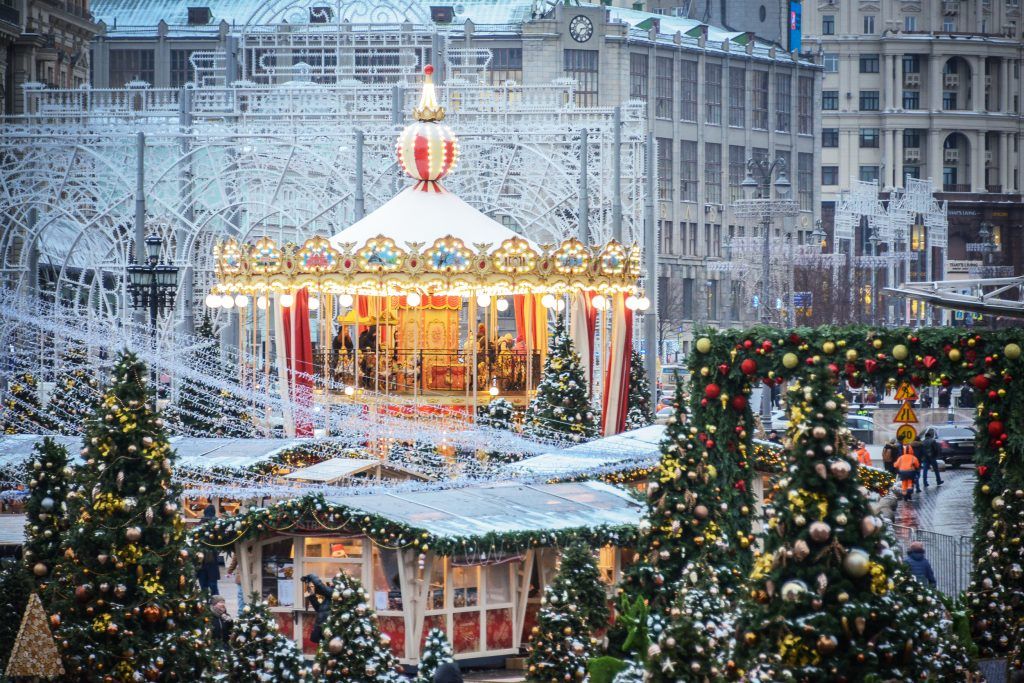 В этом году в городе установили больше 300 праздничных елей. Фото: Наталья Феоктистова