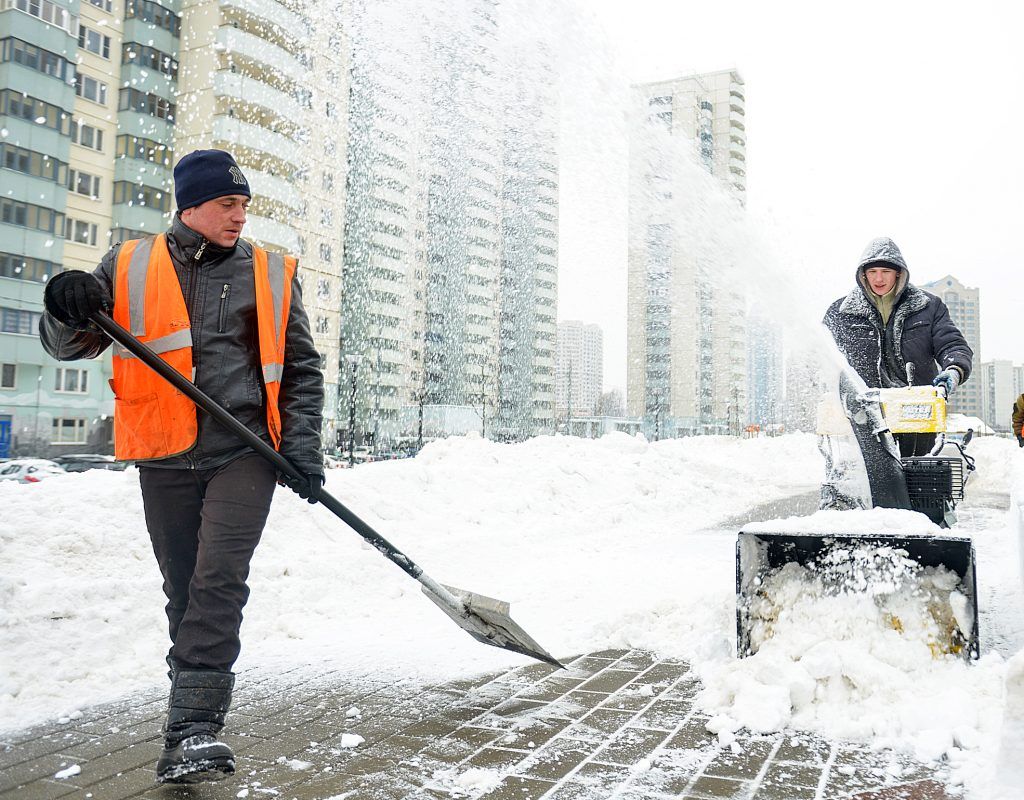 Коммунальные службы продолжили работы по уборке снега 