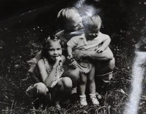 1976 год, деревня Гнилуши Тульской области. Валентин Михайлович с дочками Светланой и Ольгой (слева направо). Фото из личного архива