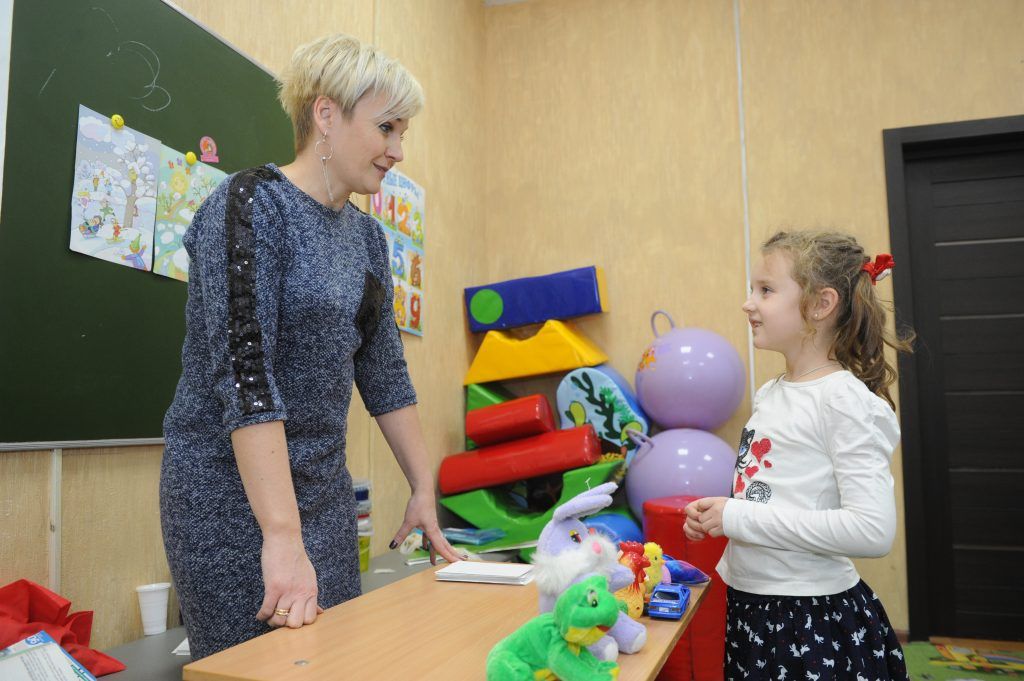 Преподаватель Наталья Волкова объясняет Арине Микульшиной произношение английских слов. Фото: Игорь Генералов