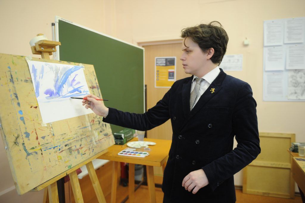 Преподаватель Кирилл Жилкин показывает новую технику живописи. Фото: Игорь Генералов