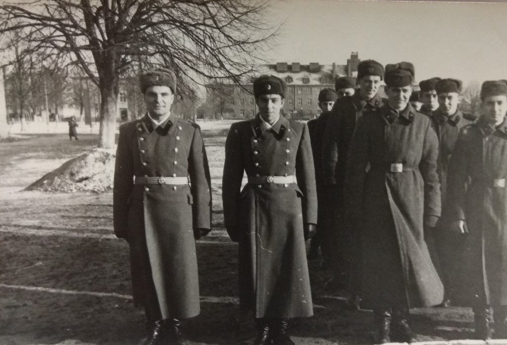 1963 год. Лейтенант Лобашинский (слева) на службе в немецком городе Штендаль. Фото из личного архива