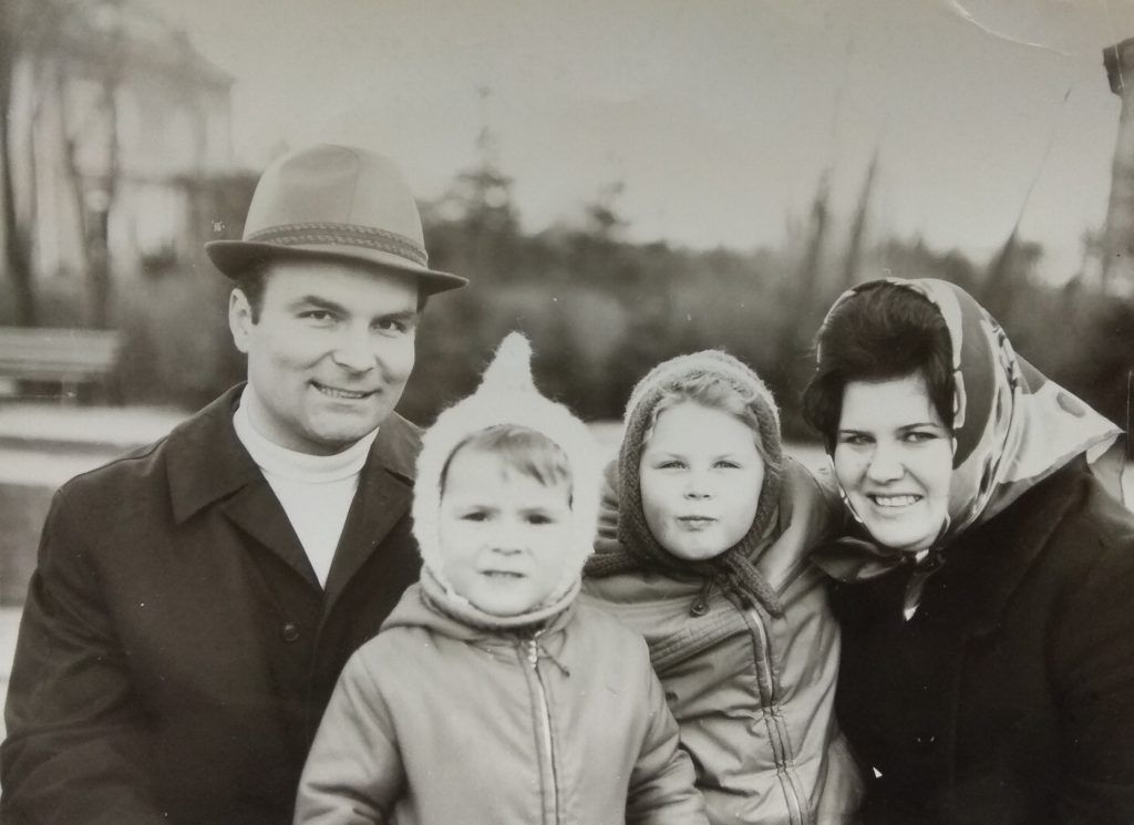 1973 год. Александр Лобашинский с дочерьми Наташей и Светланой и супругой Мариной (слева направо). Фото из личного архива
