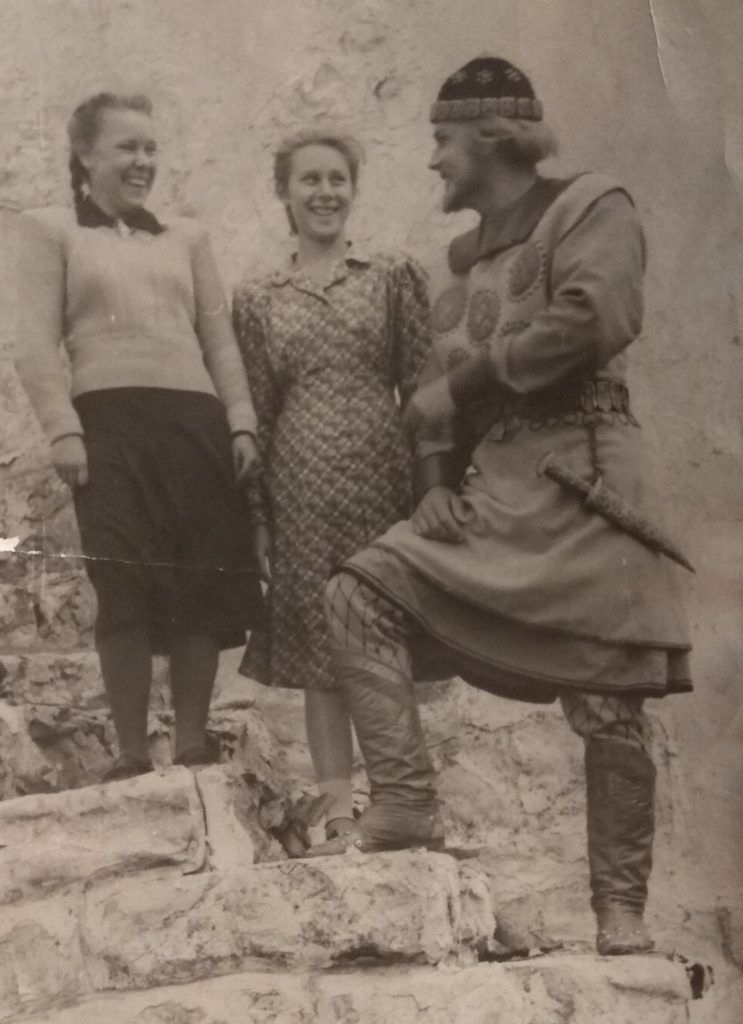 1952 год. Подруги Тамара Заговенкова и Инна Белова с актером Сергеем Столяровым (слева направо) на съемках фильма «Садко». Фото из личного архива
