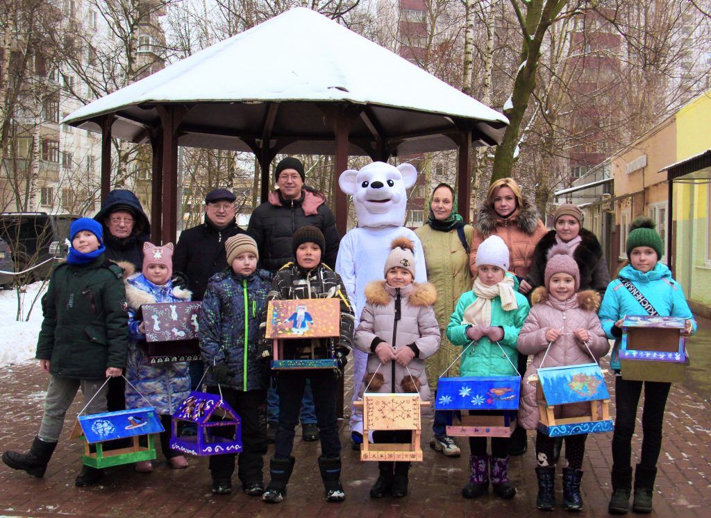 Юные жители Орехова-Борисова Южного украсили и развесили кормушки для птиц. Фото: Сергей Нам