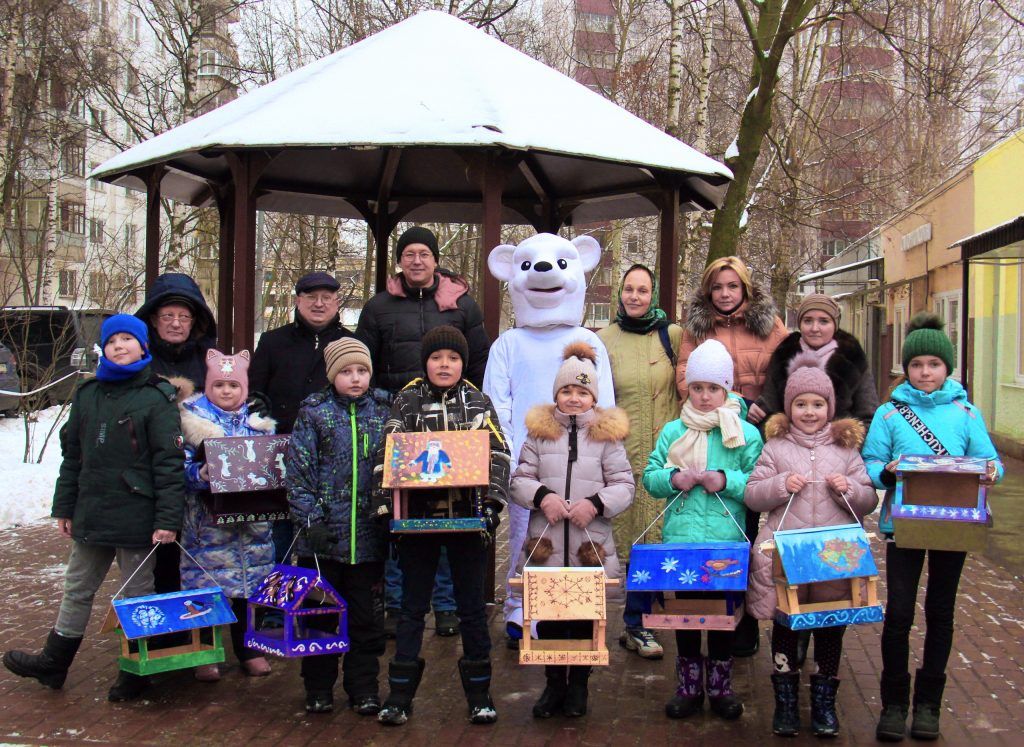 Юные жители Орехова-Борисова Южного украсили и развесили кормушки для птиц