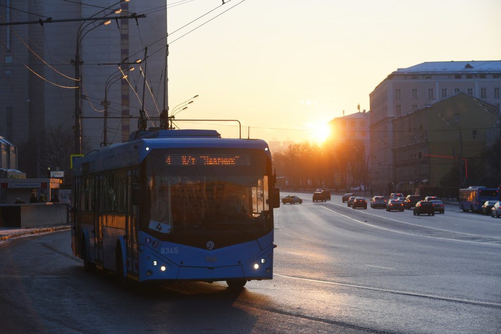 Общественный транспорт будет работать дольше в Крещенскую ночь. Фото: Александр Кожохин, «Вечерняя Москва»