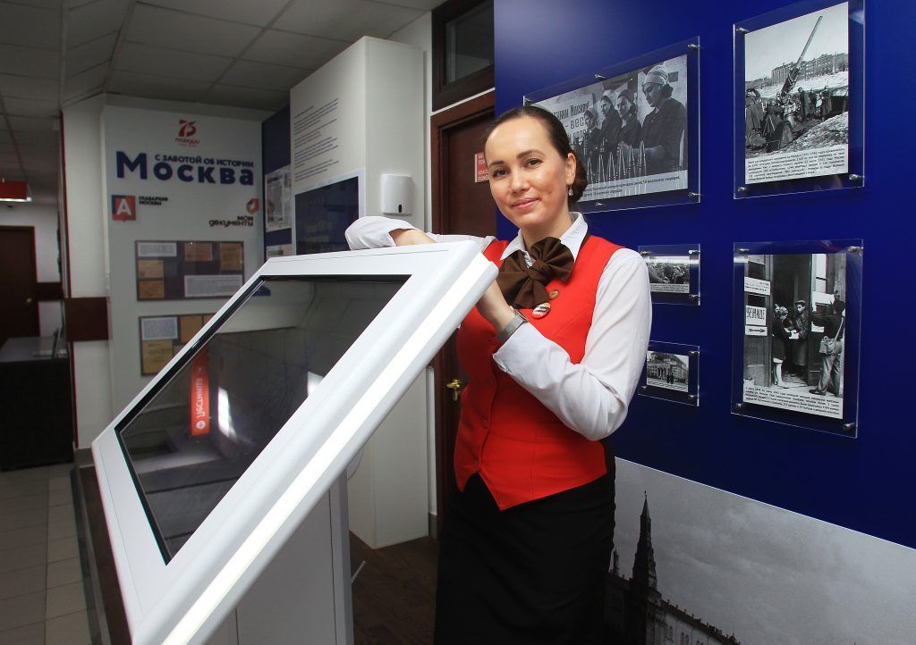 Посетители центров «Мои документы» узнают об искусстве военных времен. Фото: Наталия Нечаева, «Вечерняя Москва» Посетители центров «Мои документы» узнают об искусстве военных времен. Фото: Наталия Нечаева, «Вечерняя Москва»