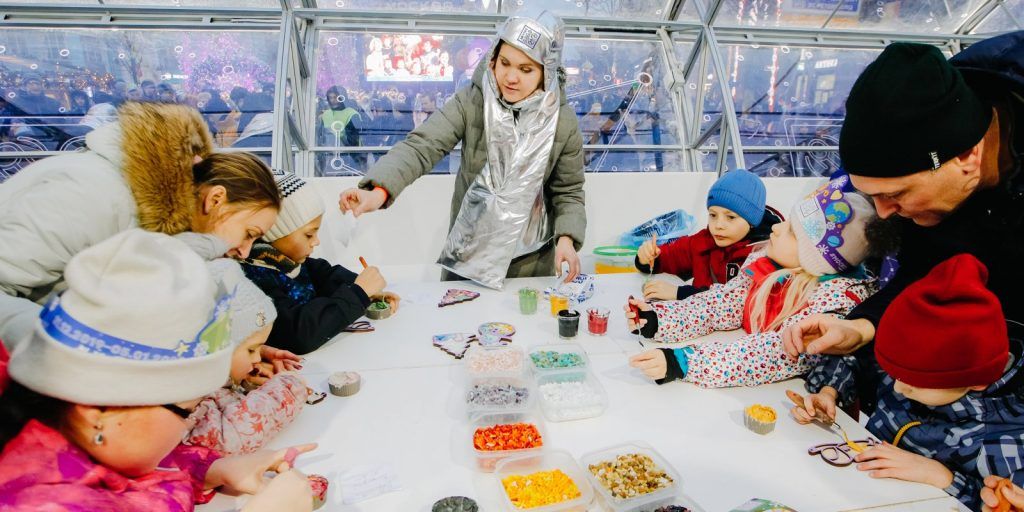 В Камергерском переулке всех желающих научат изготовлению ложечек из полимерной глины. Фото: официальный сайт мэра Москвы