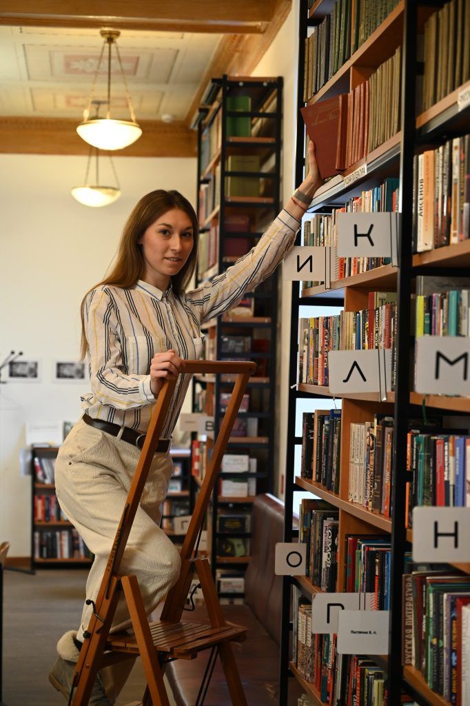 В книжном фонде библиотеки можно найти произведения на самых разных языках. Фото: Алексей Орлов