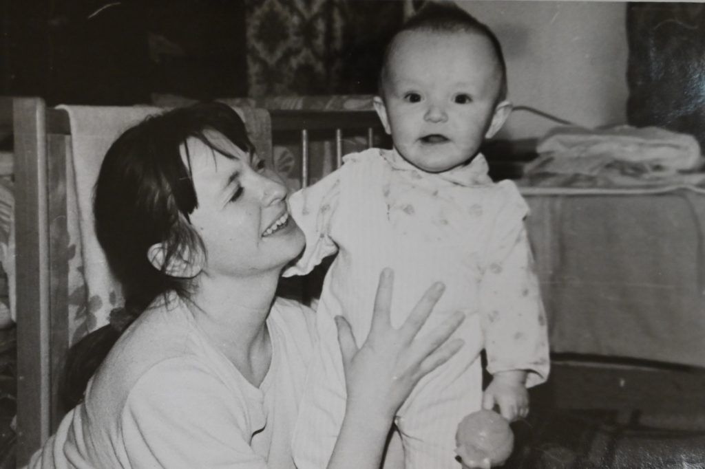 1990 год. Елена Зеленова в декретном отпуске заботится о новорожденном сыне Антоне. Фото из личного архива