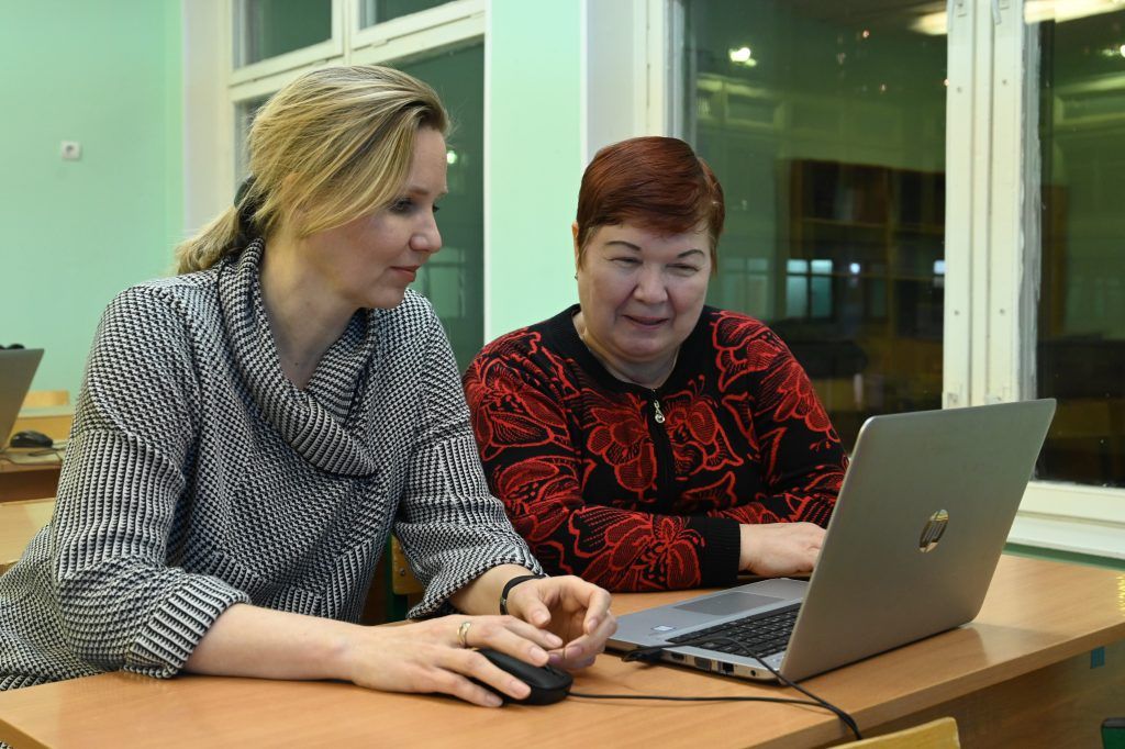 Преподаватель Елена Рогозина и участница программы «Московское долголетие» Татьяна Анискина 