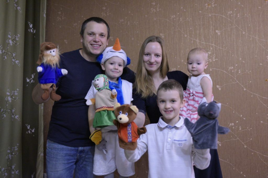 8 января 2020 года. Многодетная семья Краевских очень творческая и каждый год готовит новый кукольный спектакль. Фото: Пелагия Замятина