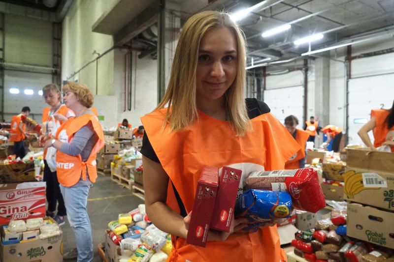 Более 2,5 тысячи человек записались в школу социального волонтерства в Москве