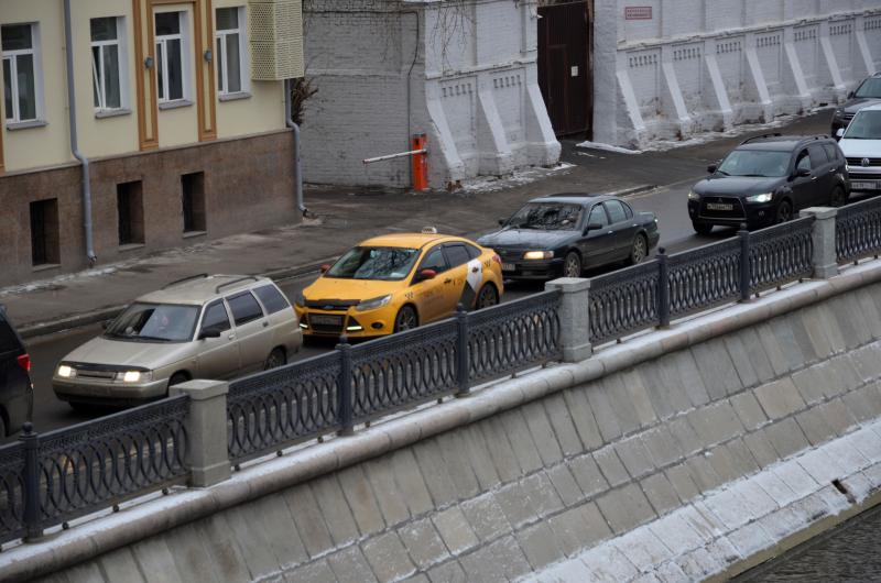 Движение на нескольких улицах Москвы перекроют в дни проведения рождественских служб. Фото: Анна Быкова