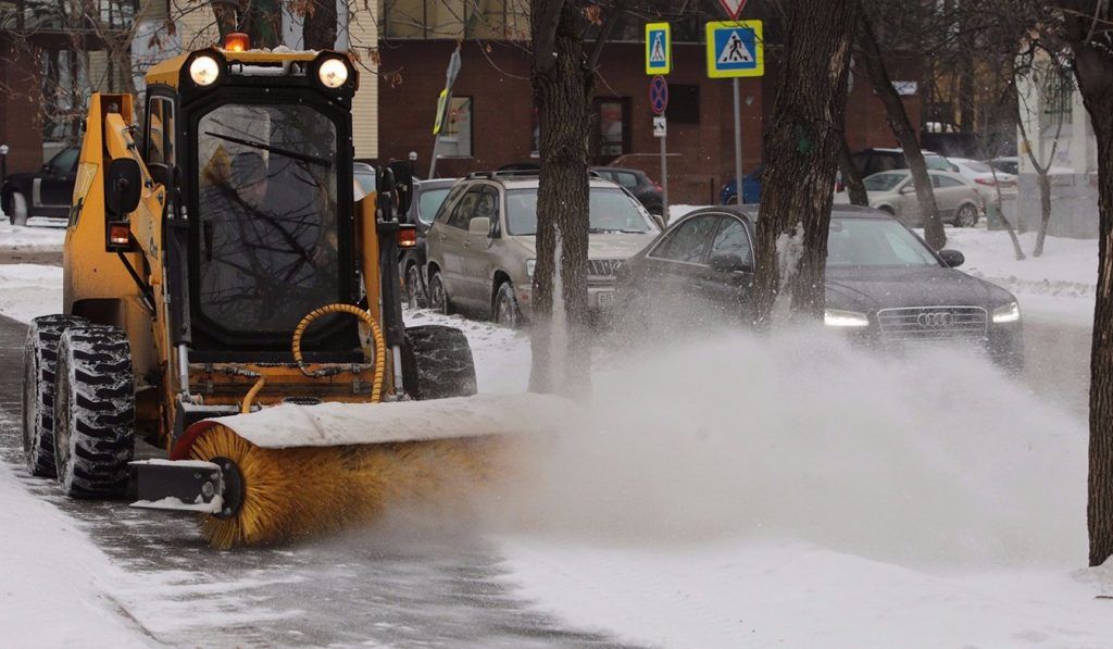 Городские службы очищают дороги от снега в усиленном режиме. Фото: сайт мэра Москвы