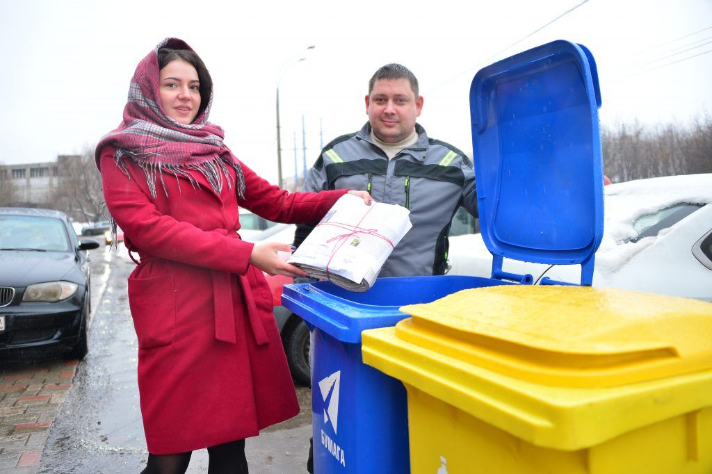 2 февраля 2020 года. Жительница округа Елизавета Амелина сдает макулатуру в экомобиль. Мусор принимает рабочий Евгений Сидорин. Фото: Пелагия Замятина