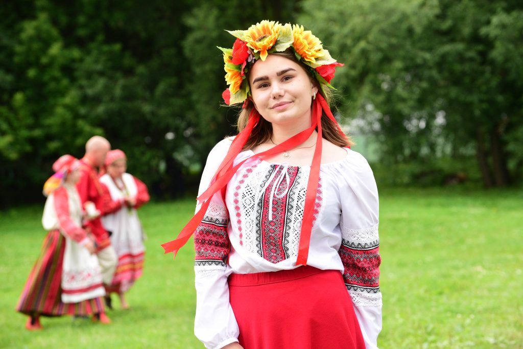 20 июля 2019 года. Участница фестиваля «Русское поле» Анна Севостьянова в парке «Коломенское». Фото: Пелагия Замятина