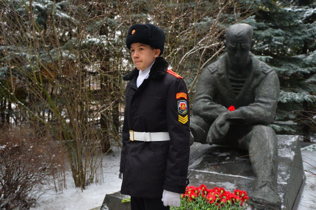 11 февраля 2020 года. Кадет Константин Проклов возложил цветы к памятнику воинам-интернационалистам. Фото: Пелагия Замятина