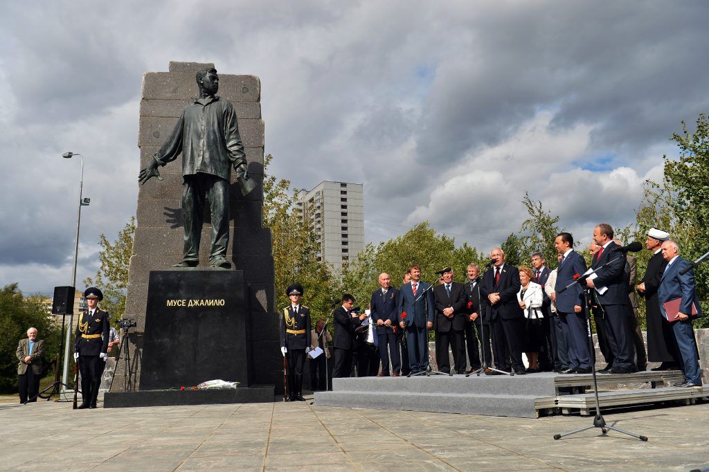 Памятник Мусе Джалилю в Зябликове на улице, носящей имя поэта. Блокнот в левой руке Джалиля — одна из «Моабитских тет радей». Фото: Владимир Песня/РИА новости