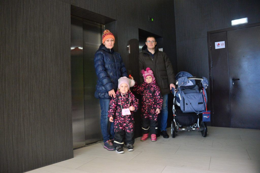15 февраля 2020 года. Жители дома Александра и Денис Ермолинские с дочками Леной (слева) и Олесей около лифта, который недавно починили. Фото: Пелагия Замятина