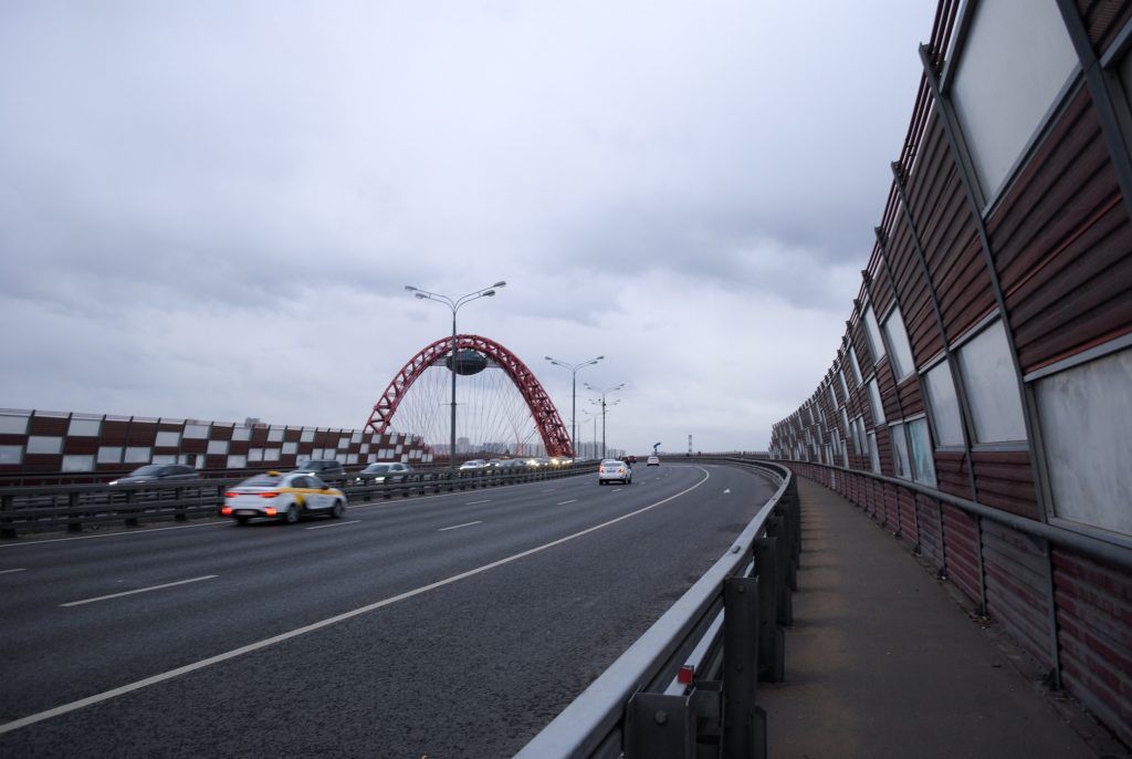 Шумозащитные заборы поставят на четырех участках магистралей в Москве