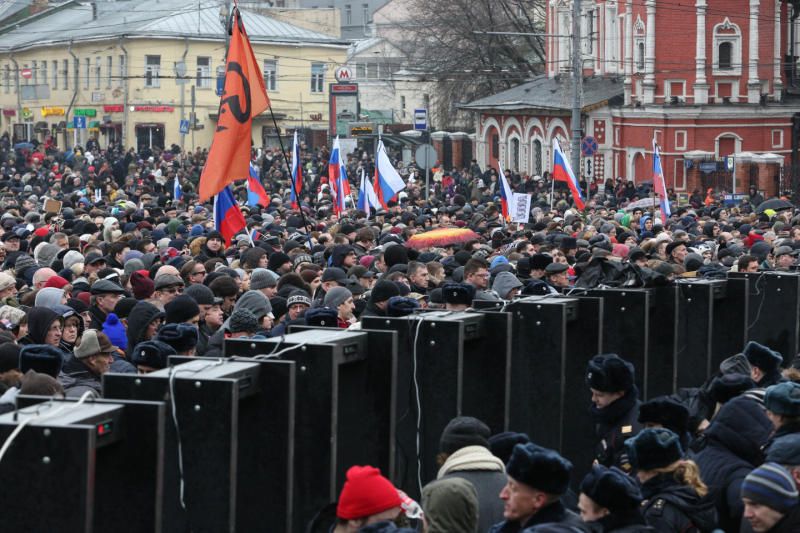 Около 8 тыс человек участвуют в марше памяти Бориса Немцова в Москве. Фото: Дмитрий Рухлецкий