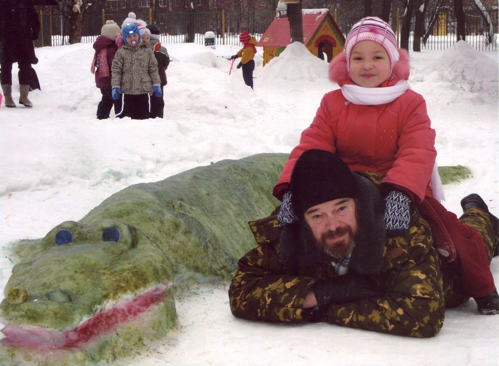 2010 год. Дедушка с внучкой рядом с крокодилом, которого они сделали из снега. Фото из семейного архива