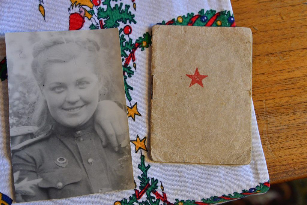 Одна из фронтовых фотографий и красноармейская книжка рядовой Кудрявцевой. Фото: Пелагия Замятина 