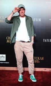 Актер Игорь Верник перед премьерой комедийной мелодрамы Вуди Аллена «Светская жизнь» в летнем кинотеатре на ВДНХ. Фото: Михаил Почуев, ТАСС