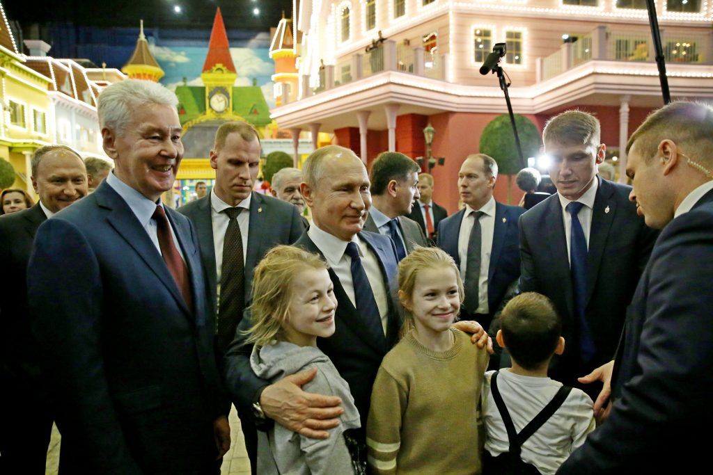 27 февраля 2020 года. Мэр Москвы Сергей Собянин и президент Владимир Путин пообщались с ре бятами из детдомов и многодетных семей, которые первыми побывали в парке развлечений. Фото: Владимир Новиков 