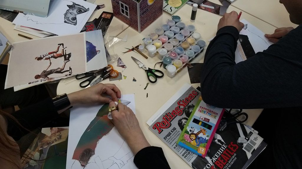 Участники квеста активно занимаются арт-терапией на локации №2. Они создают коллаж из журнальных вырезок и красок. Фото: Ирина Кошелева