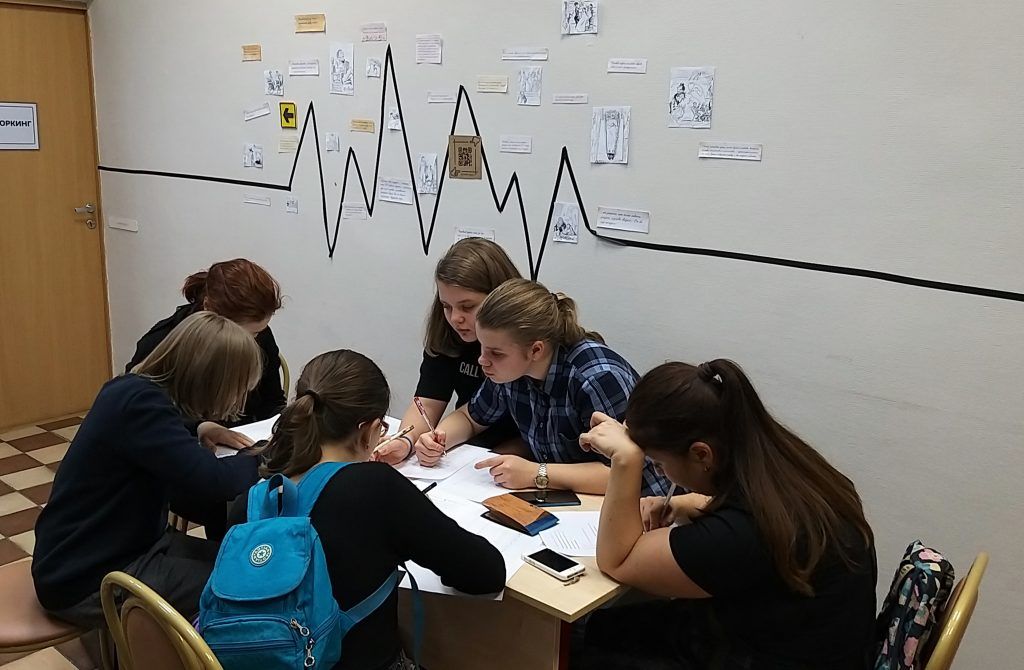 Ребят учат придумывать свой тайный язык в последней локации. Фото: Ирина Кошелева