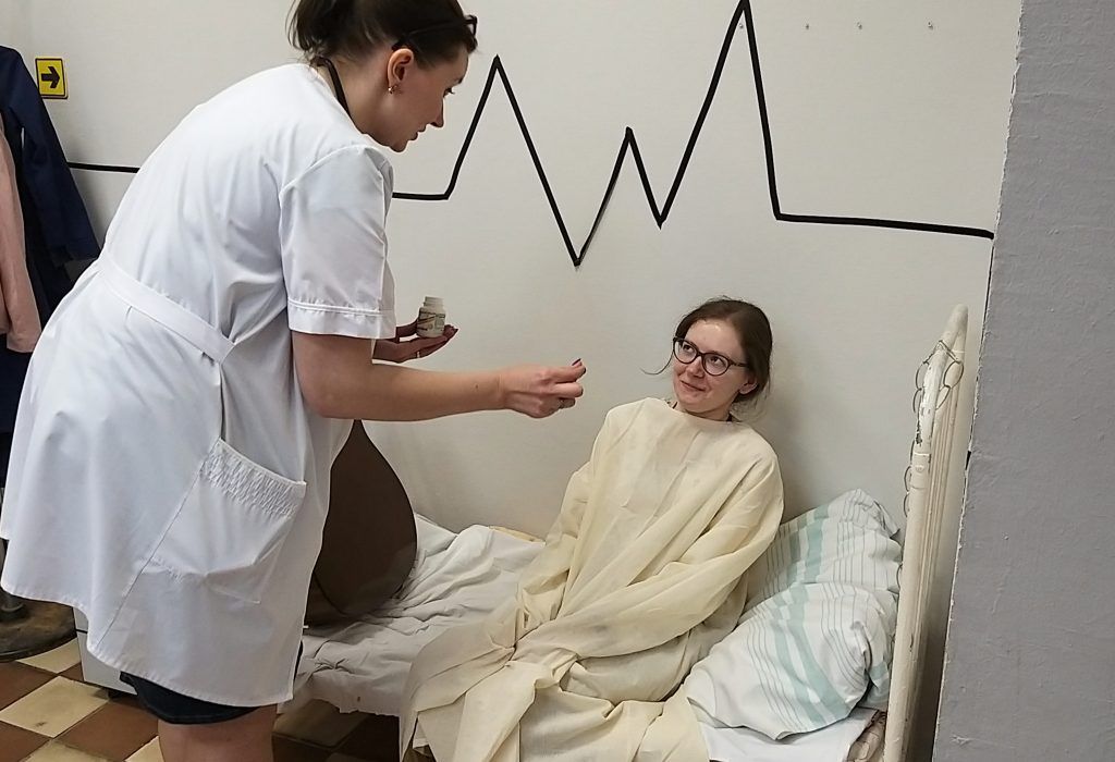 Медсестра, мнящая себя Зигмундом Фрейдом, пытается заставить пациента принять лекарство. Фото: Ирина Кошелева Медсестра, мнящая себя Зигмундом Фрейдом, пытается заставить пациента принять лекарство. Фото: Ирина Кошелева
