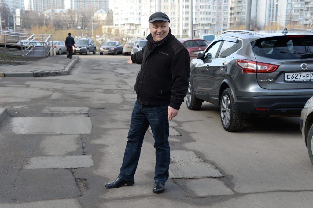 3 марта 2020 года. Житель района Бирюлево Восточное Сергей Марьин показывает «заплатки» на асфальте. Фото: Пелагия Замятина