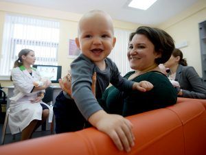 3 ноября 2019 года. Ирина Лобанова с сыном Иваном в Школе по уходу за деть ми для молодых родителей в поликлинике № 133. Фото: Наталья Феоктистива