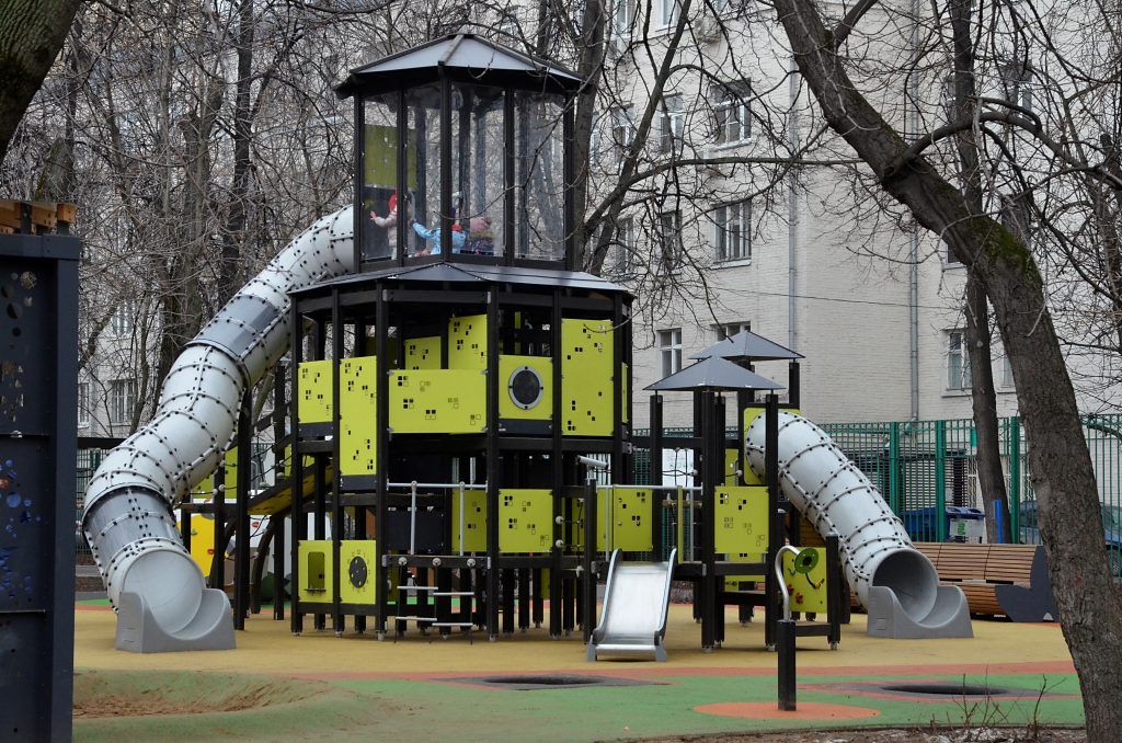 Детская площадка установлена по нормативам. Фото: Анна Быкова