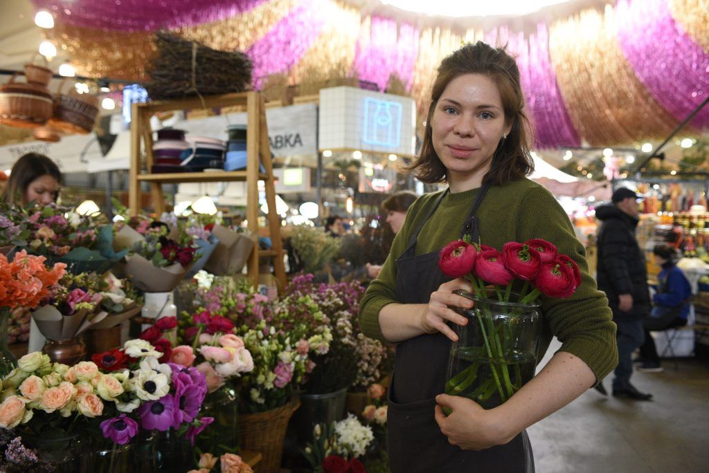 28 февраля 2019 года. Работница цветочного ателье Александра Хазова рассказывает, что самые популярные цветы на 8 Марта — розы. Фото: Пелагия Замятина