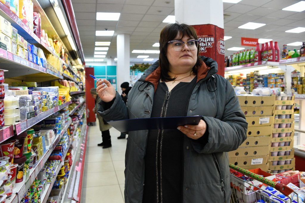 20 марта 2020 года. Главный специалист сектора по вопросам торговли услуг управы Бирюлева Западного Олеся Лавреньтева во время мониторинга цен. Фото: Пелагия Замятина