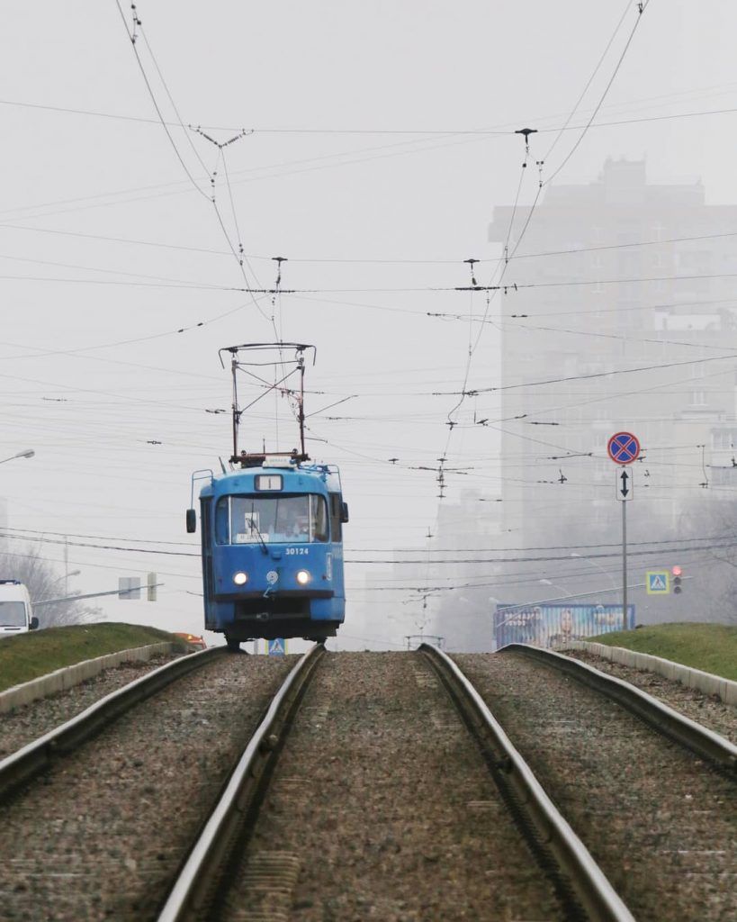 Трамвай в туманном Чертанове запечатлел народный корреспондент. Фото: пользователь @anatolyphotos в Instagram