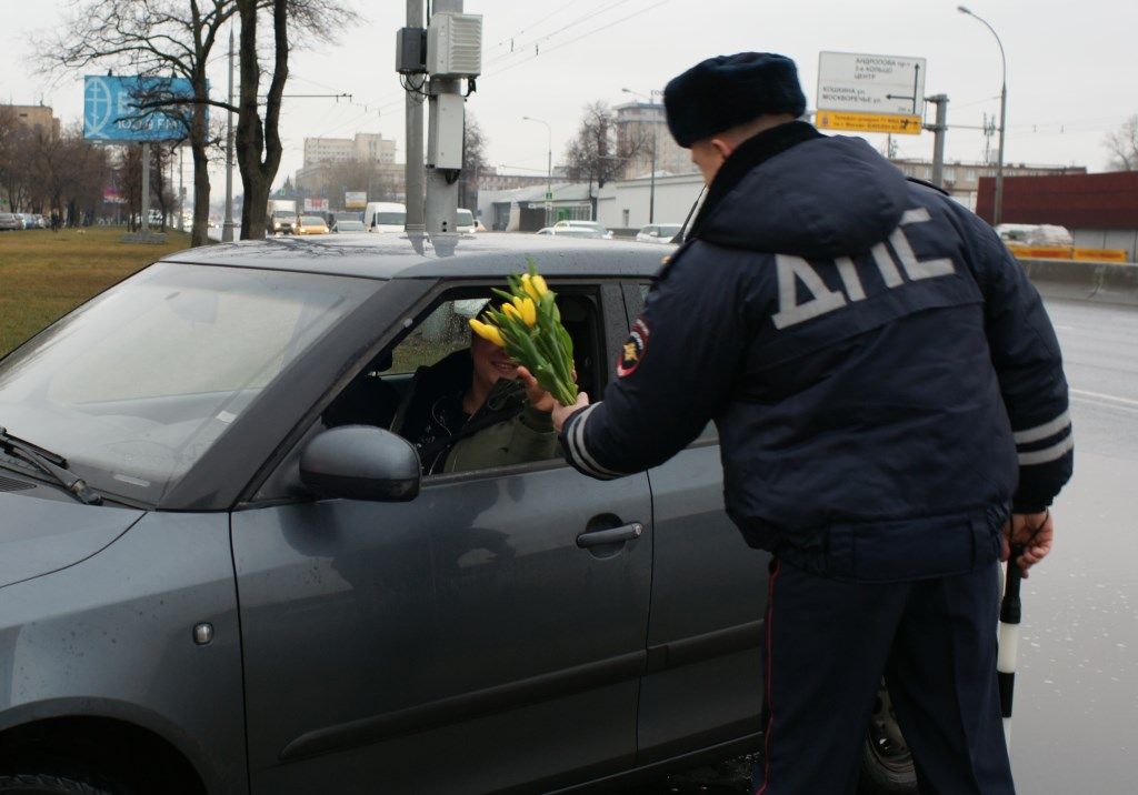 Сотрудники ОГИБДД УВД юга столицы поздравили автоледи с приближающимся Международным женским днем 8 Марта