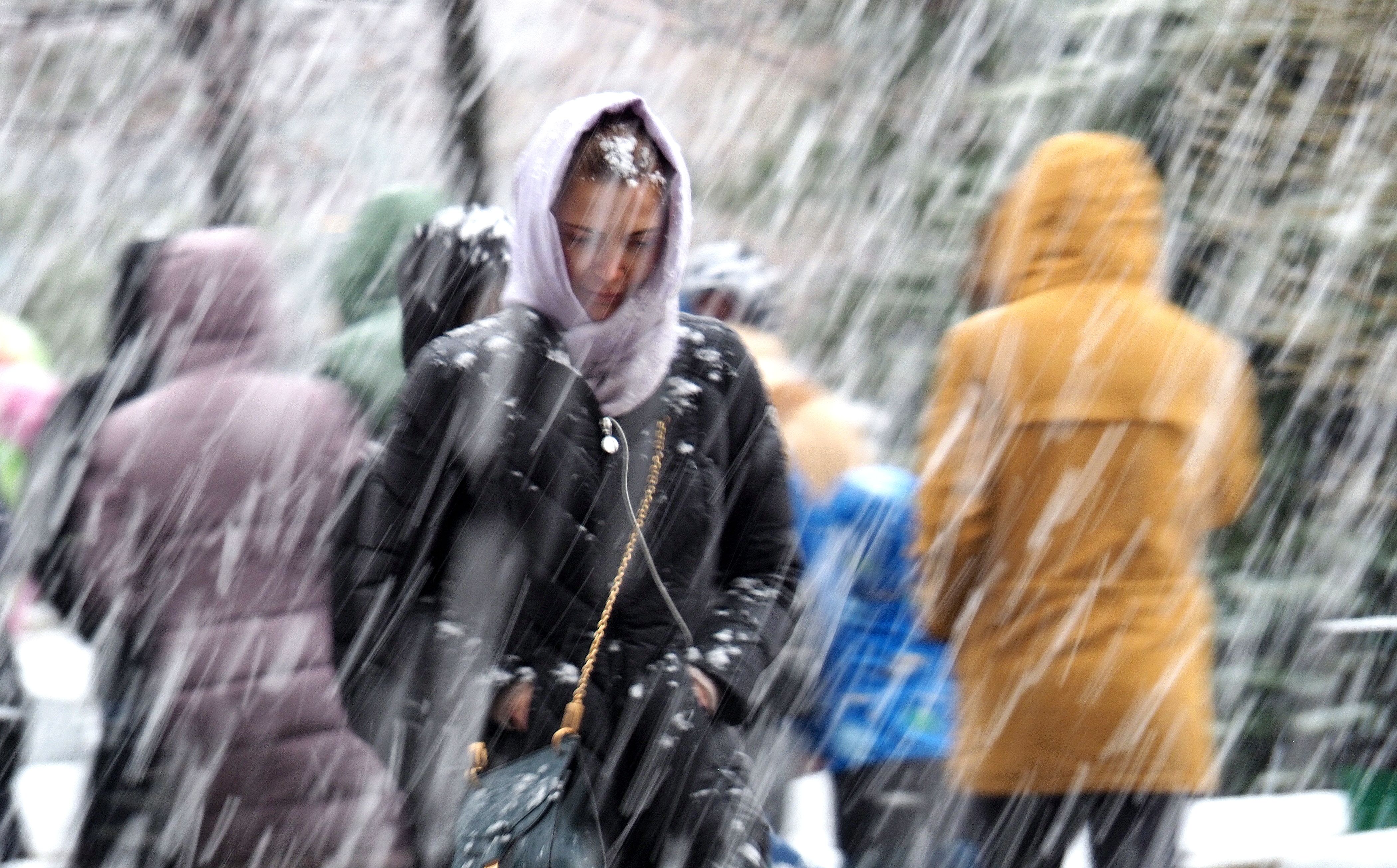 Похолодание передают. Неблагоприятные погодные условия. Сильная метель в Москве. Похолодание в Москве. Сильный снег с дождем.