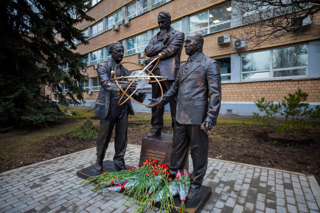 Памятник создателям советского атомного проекта открыли у НИЯУ МИФИ. Фото предоставили в пресс-службе НИЯУ МИФИ