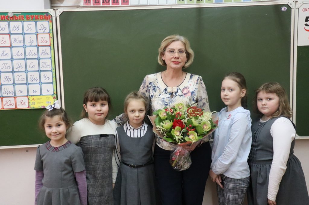 Валентина Калашникова вместе со своими учениками. Фото предоставила Юлия Вершинина 
