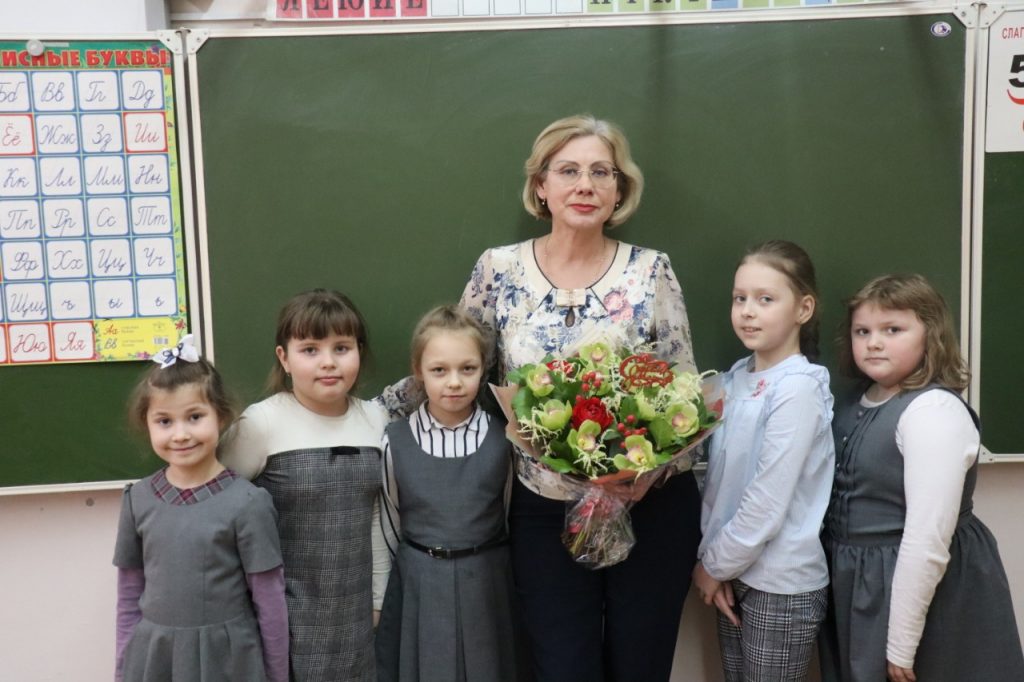 Валентина Калашникова вместе со своими учениками. Фото предоставила Юлия Вершинина Валентина Калашникова вместе со своими учениками. Фото предоставила Юлия Вершинина